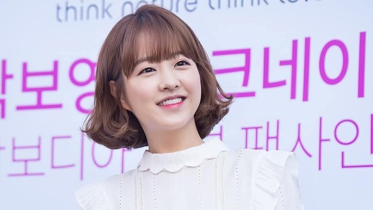 Drama Strong Girl Do Bong Soon yang tayang di Trans TV, diperankan oleh Park Bo Young. Berikut ini deretan foto penampilan cantik Park Bo Young.