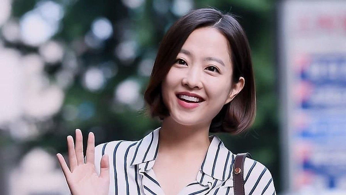 Drama Strong Girl Do Bong Soon yang tayang di Trans TV&comma; diperankan oleh Park Bo Young&period; Berikut ini deretan foto penampilan cantik Park Bo Young&period;