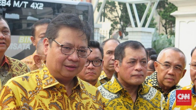 Airlangga menyebut kedatangan dan pertemuannya bersama Luhut dalam kapasitas dirinya sebagai menteri perindustrian.