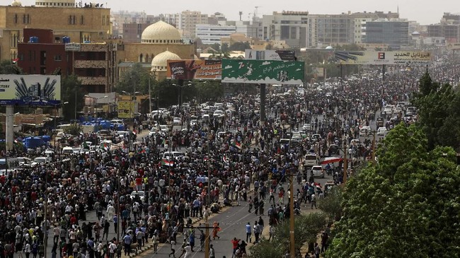 Sebanyak empat siswa sekolah tewas ditembak dalam aksi demonstrasi di Sudan. Empat pelajar tersebut termasuk dalam enam pengunjuk rasa yang tewas.