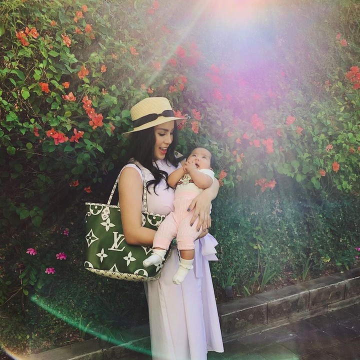 <p>Di tengah kesibukan, Momo selalu menyempatkan waktu untuk quality time dengan sang putri, yang sudah berusia empat bulan. (Foto: Instagram @therealmomogeisha)</p>