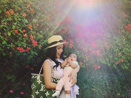 7 Potret Kebahagiaan Momo Geisha Bersama Putri Kecilnya