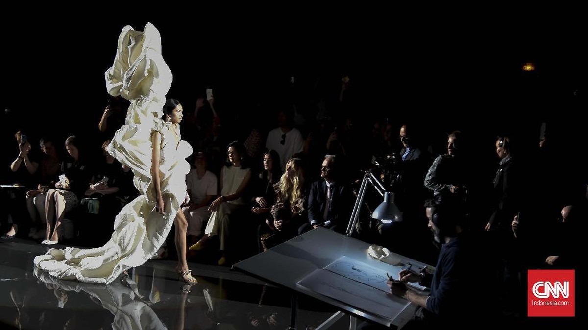 FOTO: Schiaparelli dan 'Nyalang' Debut Daniel Roseberry
