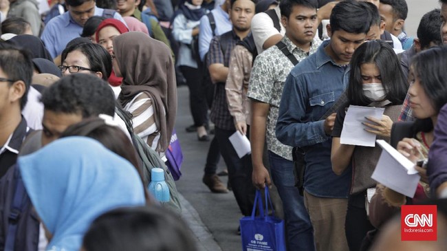 Menko Perekonomian Airlangga Hartarto menyebut 6,9 juta orang mencari kerja setiap tahun, di antaranya 3 juta orang lulusan SMU dan perguruan tinggi.
