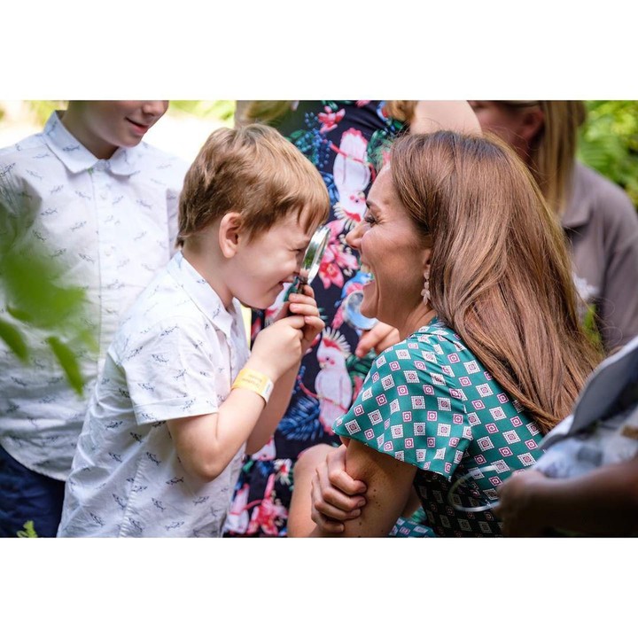 Sweet banget ya interaksi anak laki-laki ini dengan Kate. Kok yang dilihat dengan kaca pembesar malah Kate ya? He-he-he. (Foto: Instagram @kensingtonroyal)