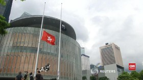 VIDEO: Pedemo Hong Kong Kibarkan Bendera Setengah Tiang