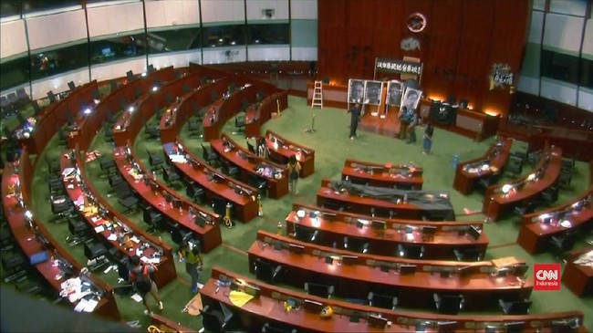 Tujuh orang pro demokrasi Hong Kong ditangkap polisi buntut rusuh dalam rapat parlemen pembahasan UU Lagu Kebangsaan pada Mei lalu.
