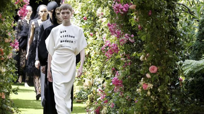 Dior menghadirkan paradoks antara feminitas dan feminisme lewat peragaan koleksi anyar bernuansa hitam dalam Paris Couture Week.