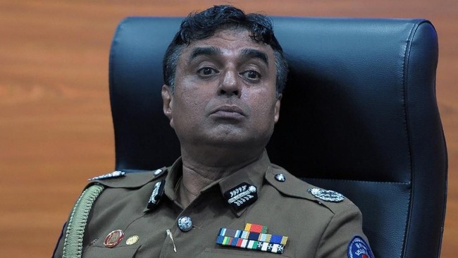 Kepala Kepolisian non-aktif Sri Lanka, Irjen Pujith Jayasundara, dan mantan Menteri Pertahanan, Hemasiri Fernando, menjadi tersangka karena lalai mencegah bom.