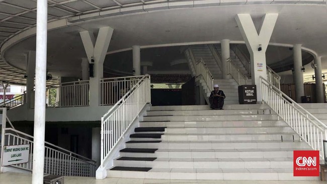 Selain menetapkan SM yang membawa anjing di masjid Sentul sebagai tersangka, polisi pun melakukan penahanan atas perempuan tersebut.