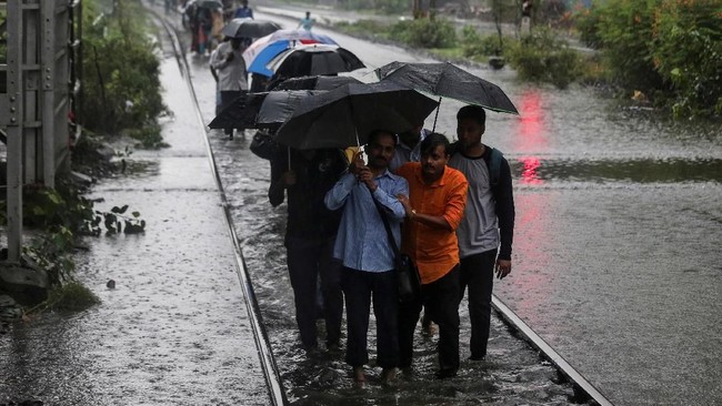 Setidaknya 27 warga India tewas tertimpa tembok runtuh akibat hujan lebat yang melanda Kota Mumbai pada Selasa (2/7).