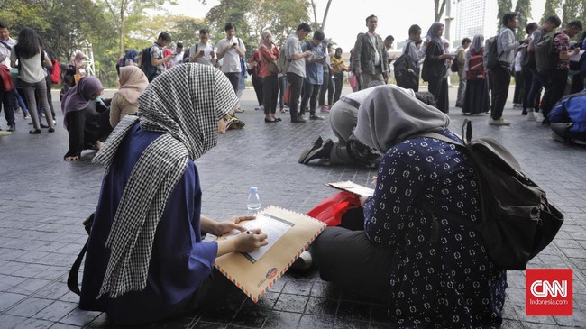FOTO: Saat Ratusan Orang Berburu Peruntungan di Bursa Kerja