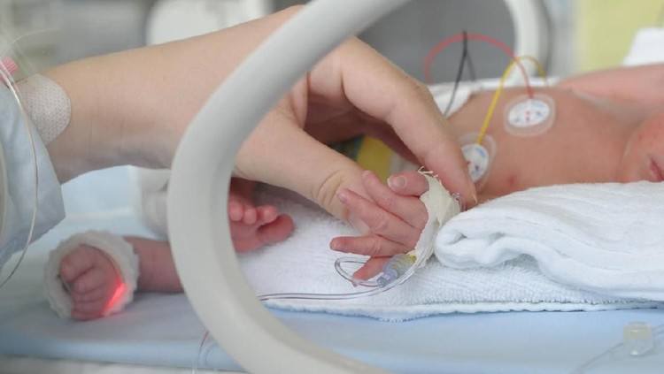 Apakah benar melahirkan bayi prematur di usia 7 bulan lebih baik daripada usia 8 bulan?