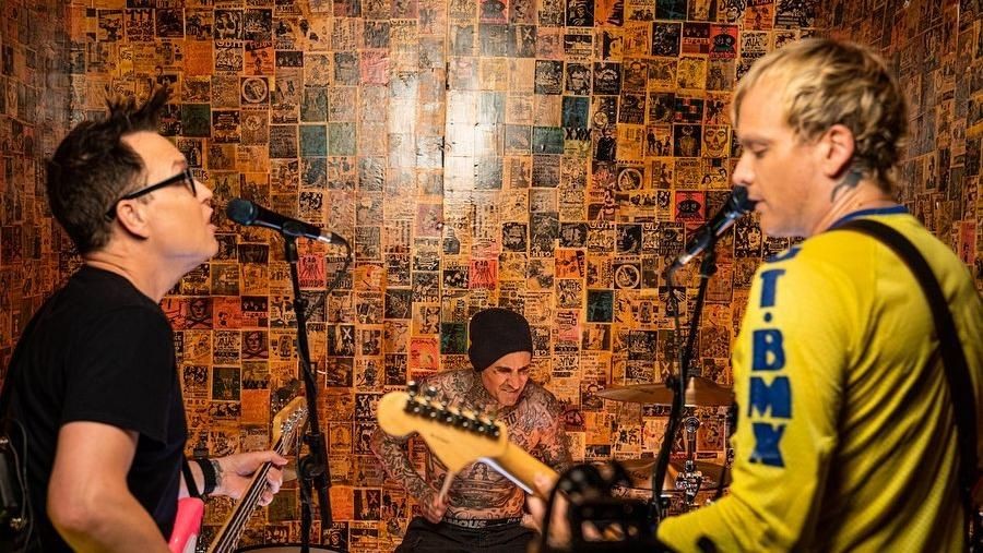 Lirik Lagu Happy Days - Blink 182 Lirik lagu terbaru Blink 182 yang berjudul Happy Days.
