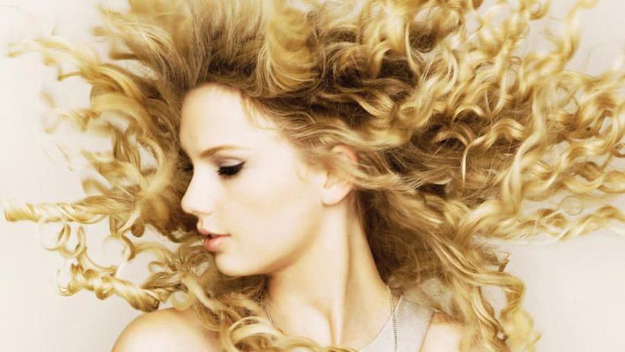 Fearless Enam album Taylor Swift yang dibeli Scooter Braun dan menjadi hak miliknya.