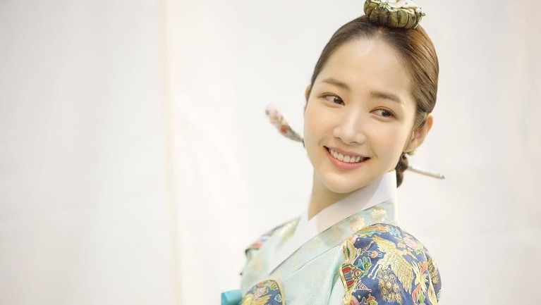 Mengenakan hanbok, Min Young terlihat makin cantik kan Insertizen?