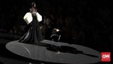FOTO: Schiaparelli dan 'Nyalang' Debut Daniel Roseberry Desainer anyar Schiaparelli, Daniel Roseberry, menggelar debut koleksi haute couture-nya pada gelaran Paris Couture Week.
