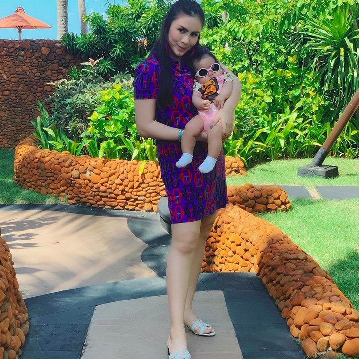 <p>Sejak kelahiran putri kecilnya, Sheena Gabriella Aurora Samudra, istri Nicola Reza Samudra ini tampak semakin bahagia. (Foto: Instagram @therealmomogeisha)</p>