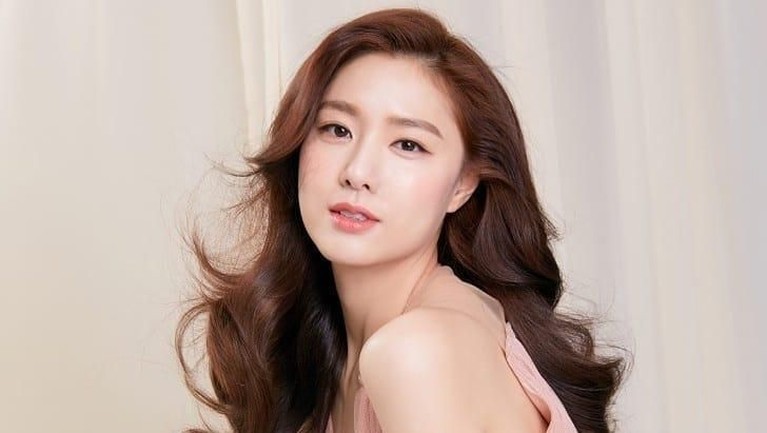 Artis wanita Korea Selatan memang dikenal memiliki wajah dan penampilan yang cantik. Berikut ini deretan artis Korea yang masih terlihat cantik meski sudah tua.