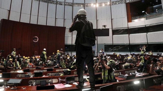 FOTO: Sisa Amuk Massa di Gedung Parlemen Hong Kong