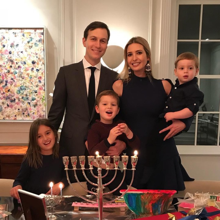 Ivanka Trump adalah anak kedua Presiden Amerika Serikat, Donald Trump. Ivanka menikah dengan Jared Kushner dan dikaruniai 3 anak lucu dan menggemaskan, Arabella Rose Kushner (7), Joseph Frederick Kushner (5), dan Theodore James Kushner (3). (Foto: Instagram: @ivankatrump)<span id="react-root"></span>