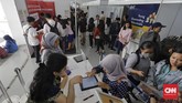 FOTO: Saat Ratusan Orang Berburu Peruntungan di Bursa Kerja Ratusan pencari kerja mencoba peruntungan pada gelaran Mega Career Expo, Gelora Bung Karno, Jakarta (2/6).