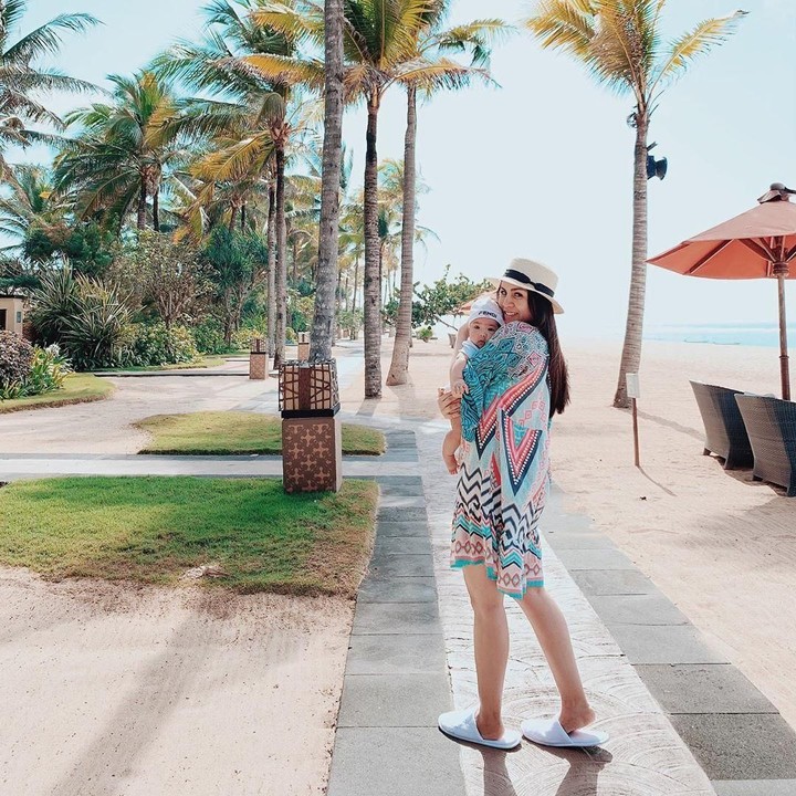 <p>Momo pun kerap mengunggah momen kebersamaan dengan putrinya di akun media sosialnya. (Foto: Instagram @therealmomogeisha)</p>