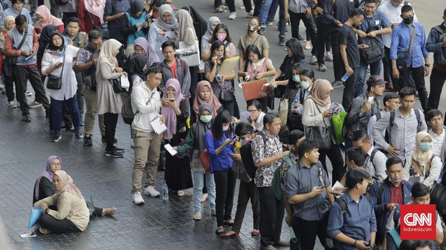 Pemerintahan Jokowi bakal menggelontorkan subsidi pengangguran sebesar Rp500 ribu per bulan lewat Kartu Prakerja.