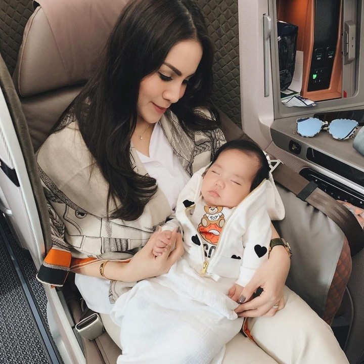 <p>Nyenyak banget ya baby Briell tidur di pangkuan sang bunda. (Foto: Instagram @therealmomogeisha)</p>