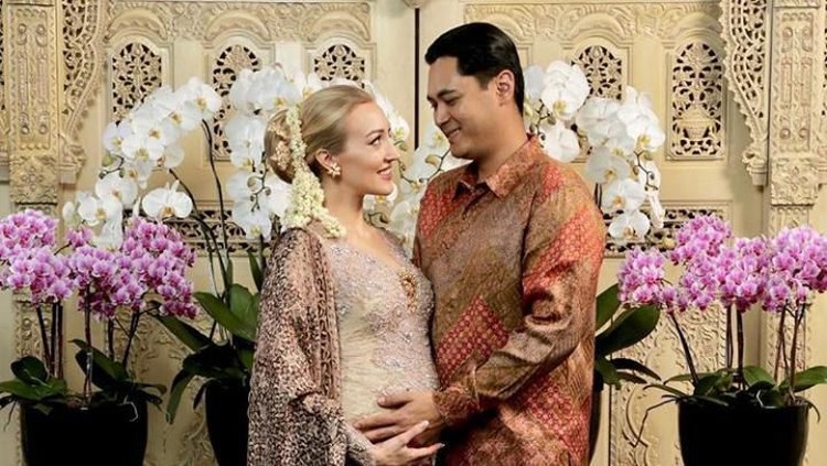 Seperti apa prosesi mitoni atau syukuran tujuh bulan kehamilan yang dilakukan Panji Trihatmodjo dan Varsha Strauss?