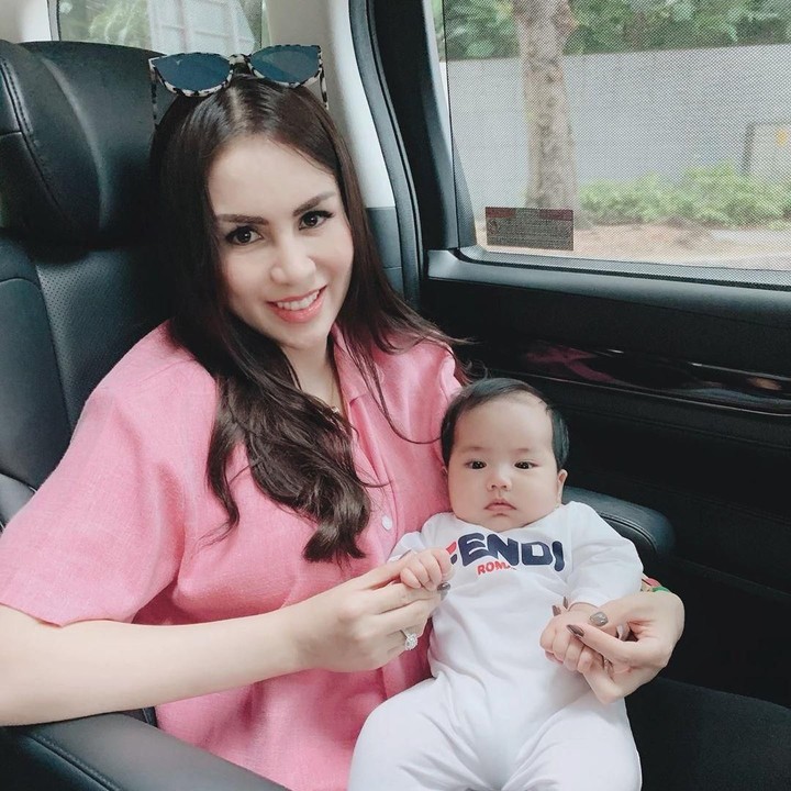<p>Naik mobil mau ke mana nih baby Briell? He-he-he. (Foto: Instagram @therealmomogeisha)</p>
