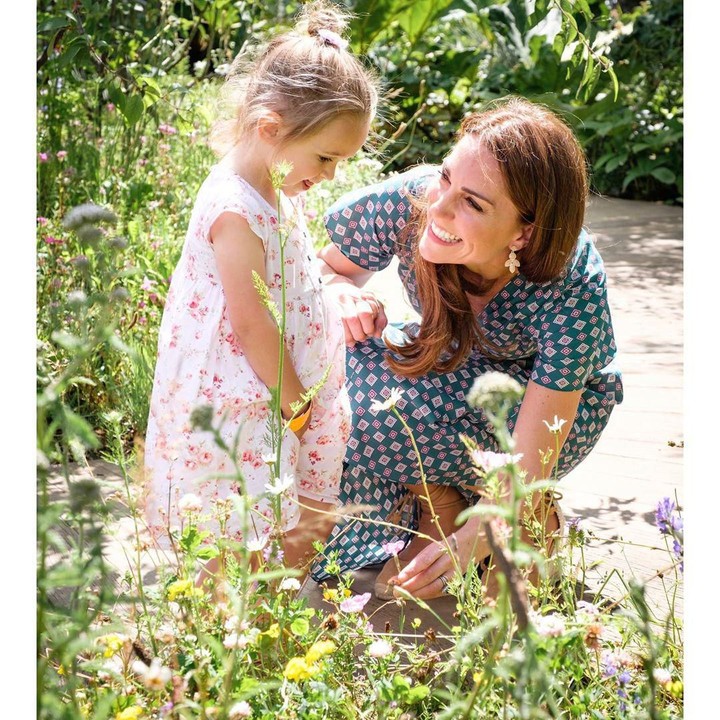 Baru-baru ini, Kate Middleton mengajak anak-anak bermain di taman rancangannya di Royal Horticultural Society, Chelsea Flower Show. (Foto: Instagram @kensingtonroyal)
