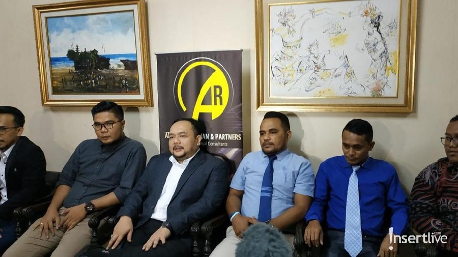 Galih Ginanjar Ditolak Pengacara, Beneran? Galih Ginanjar menemui sejumlah pengacara usai dilaporkan Fairuz A Rafiq ke polisi.
