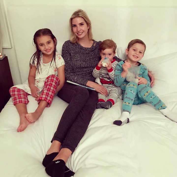 Quality time sederhana ala Ivanka dengan ketiga buah hatinya. Cukup berkumpul bersama sebelum tidur. (Foto: Instagram: @ivankatrump)