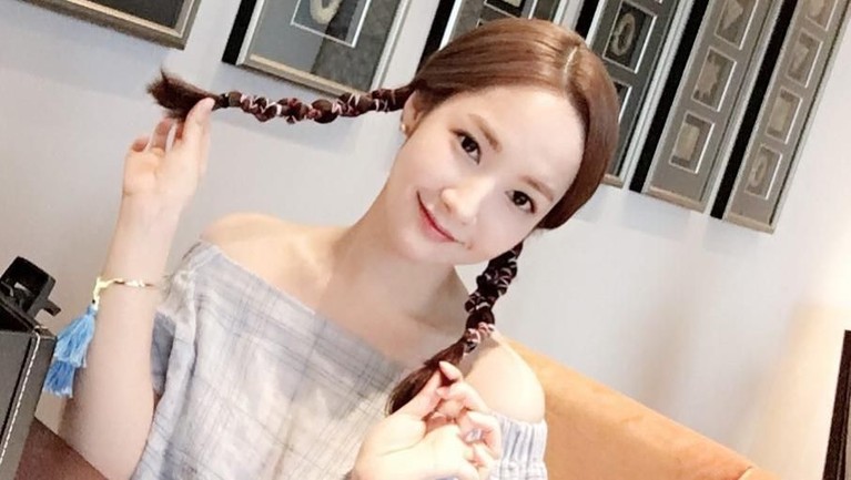 Meski sudah menginjak usia 33 tahun, tapi kalau lihat gaya rambut Min Young yang diikat dua seperti jadi terlihat seperti remaja kan?