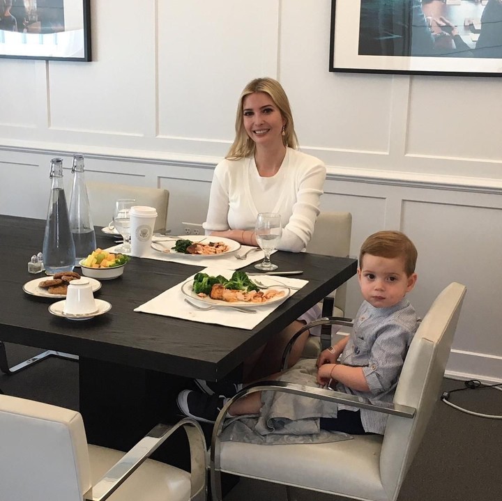 Enggak sempat bertemu anak, Ivanka justru didatangi si bungsu Theodore di kantornya. Sweet ya, Bun? (Foto: Instagram: @ivankatrump)