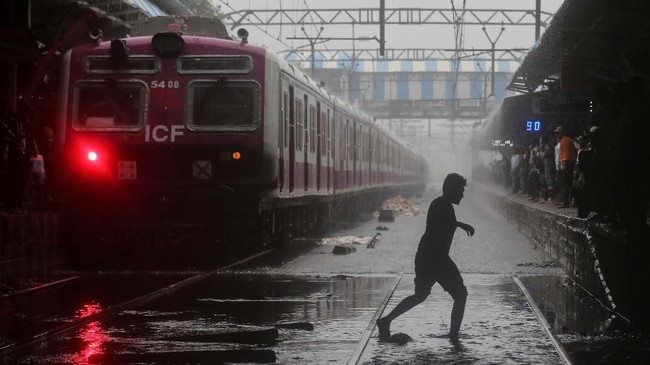 Sekitar 800 penumpang kereta di Mumbai, India, terperangkap dalam gerbong akibat banjir yang meninggi.