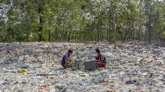 Menteri Lingkungan Hidup/Kepala Badan Pengendalian Lingkungan Hidup Hanif Faisol Nurofiq menyoroti negara luar yang masih mengirimkan sampah ke Indonesia.