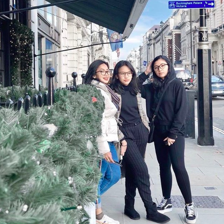 <p>Feni Rose memiliki dua anak perempuan bernama Audi Kirana Herman dan Giannirma Gavrila. Feni sangat kompak bersama dua anak perempuannya. (Foto: Instagra @fenirose)</p>