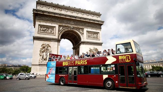 Pemerintah kota Paris meminta turis naik angkutan umum atau berjalan kaki demi mengurai kemacetan.