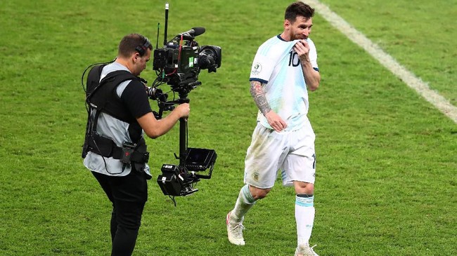 Pelatih timnas Brasil Adenor Leonardo Bacchi menyebut Lionel Messi sebagai alien usai mengalahkan Argentina 2-0 di babak semifinal Copa America 2019.