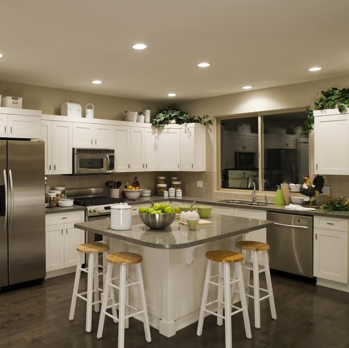 <p>Selain sebagai tempat penyimpanan, <em>kitchen island</em> juga bisa digunakan sebagai tempat makan. Cukuo tambahkan beberapa kursi bar. (Foto: iStock)</p>