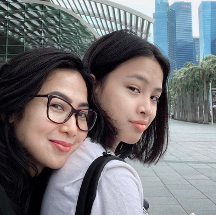 <p>Menemani Audi olahraga sepeda. Mirip banget ya, ibu dan anak satu ini? (Foto: Instagram @fenirose)</p>