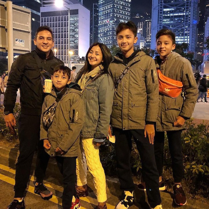 <p>Dari pernikahannya, mereka dikaruniai tiga orang putra yakni Mahija Nathaniel Sambarana Aryantawira, Janitra Nathaniel Sambawikrama, dan Rajaswa Nathaniel Mohede. (Foto: Instagram @amaranggana)</p>