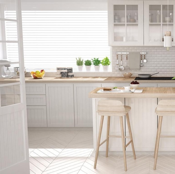 <p>Interior bergaya Skandinavia rupanya masih banyak disukai, termasuk untuk dapur. Jika mengusung konsep Skandinavia, <em>kitchen island</em> yang digunakan pun minimalis dan biasanya memadukan warna putih dengan kayu berwarna cokelat muda. (Foto: iStock)</p>