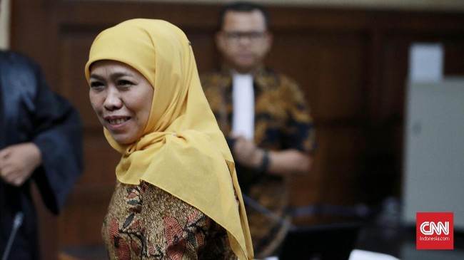 Gubernur Jawa Timur Khofifah Indar Parawansa menjadi incaran partai politik khususnya pengusung Prabowo Subianto dan Anies Baswedan jelang Pilpres 2024.