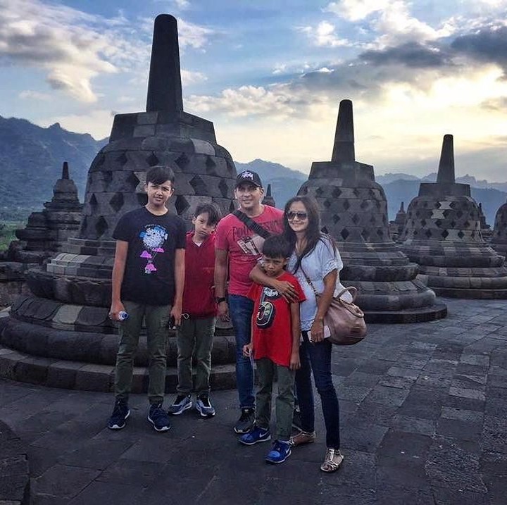 <p>Di sela kesibukan, pasangan yang pernah tergabung dalam trio vokal Lingua ini selalu menyempatkan diri quality time bareng keluarga. (Foto: Instagram @amaranggana)</p>