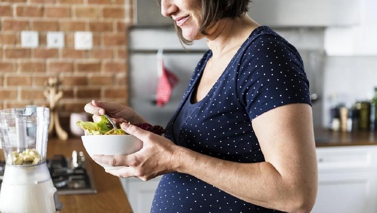 Bunda Harus Tahu, Kalori & Porsi Makan yang Diperlukan Ibu Hamil Selain nutrisi dan asupan, Bunda juga harus memperhatikan porsi makan harian dan kalori selama hamil ya.