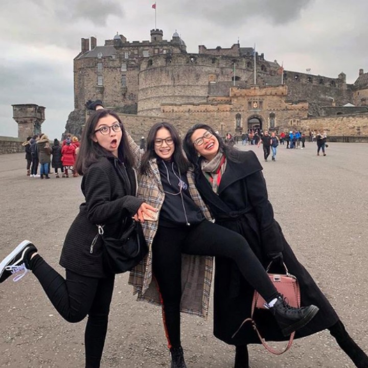 <p>Liburan ke Inggris, ketiga memanfaatkannya untuk foto bareng dengan berbagai pose. Gaya siapa yang paling lucu nih? (Foto: Instagram @fenirose)  </p>