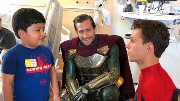 img-title Tom Holland Kejutkan Pasien Rumah Sakit dengan Kostum Spider-Man